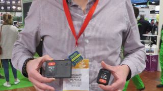 Sur le stand MSA durant le Sival 2020, Frédéric Cauveau, technico-commercial Grand Ouest de Présence Verte (coopérative MSA Services), présente les boitiers Twig Embody du dispositif Activ’mobil Pro. © LKP  Sur le stand MSA durant le Sival 2020, Frédéric Cauveau, technico-commercial Grand Ouest de Présence Verte (coopérative MSA Services), présente les boitiers Twig Embody du dispositif Activ’mobil Pro. © LKP